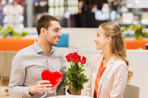 商场里有礼物和鲜花的幸福夫妻