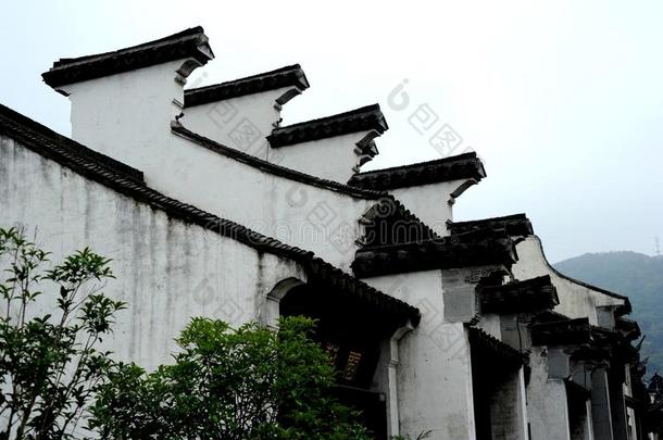 这座老房子的屋檐是中国式的。