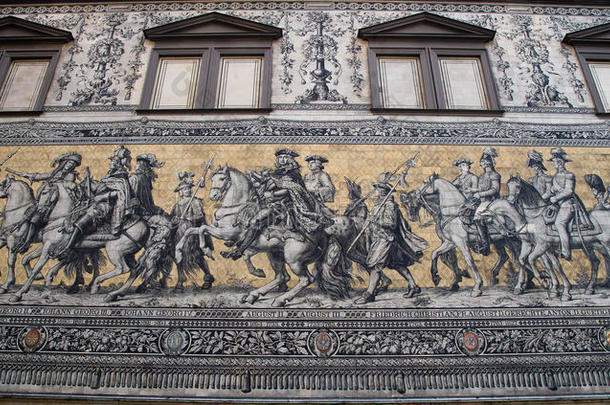 furstenzug（王子游行，1871-1876年，102米，93人）是一幅装饰墙壁的巨型壁画。德国德累斯顿