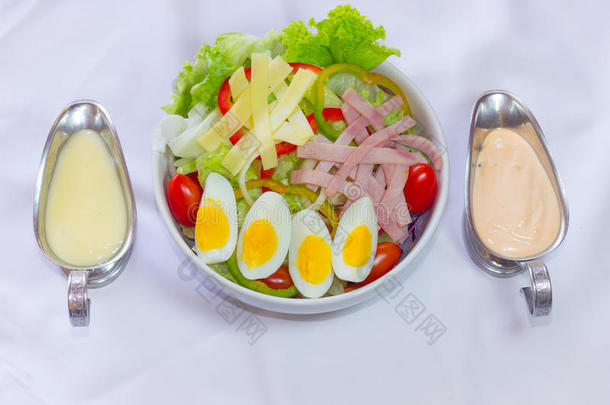 新鲜蔬菜沙拉，白底鸡蛋和培根