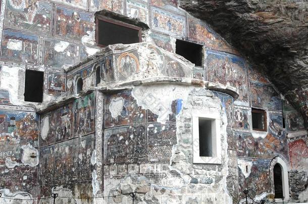 几千年来，特拉布宗的苏美拉修道院，到处都是手工制作和图标装饰，已经严重破坏了我们的生活