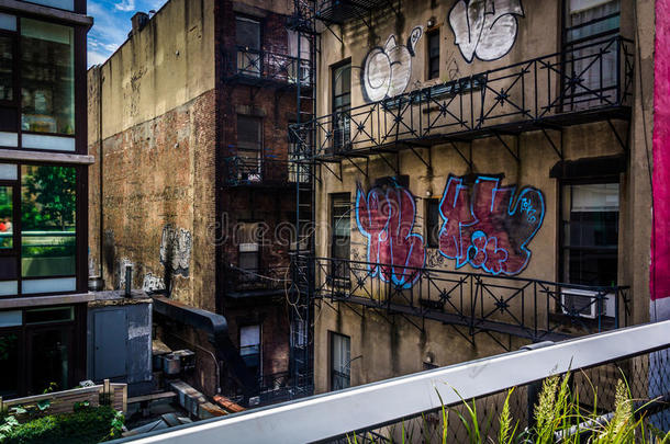 从曼哈顿的高架线上看，<strong>到处都是</strong>涂鸦的建筑，