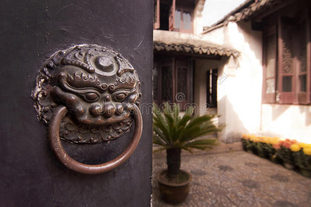 中国传统民居的庭院，紧靠着一扇紧闭的门