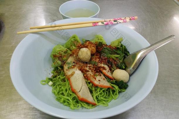 青鸡蛋肉干馄饨面