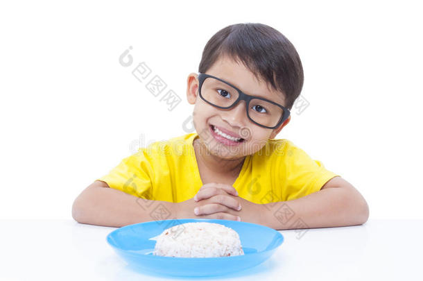 <strong>吃米饭</strong>的男孩