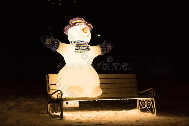 长凳上的雪人。