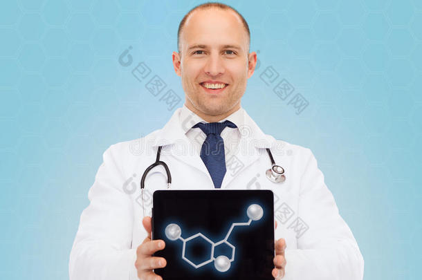 微笑男医生展示平板电脑屏幕