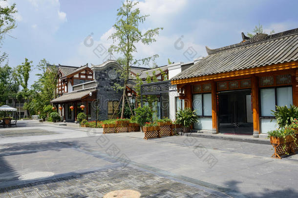 晴天中国传统建筑前的人行道
