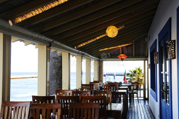 空荡荡的餐厅露台，可欣赏蓝色的<strong>水景</strong>
