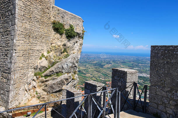 从圣马力诺要塞俯瞰村庄。