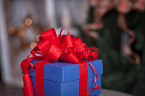 蓝色礼品盒，红色丝带。 圣诞主题