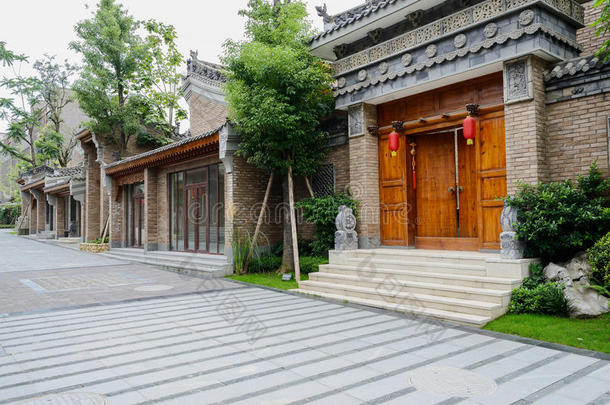 <strong>中国传统建筑</strong>前的泥泞街道