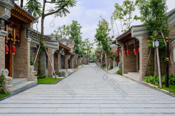 阴天泥泞街道上的中国传统建筑