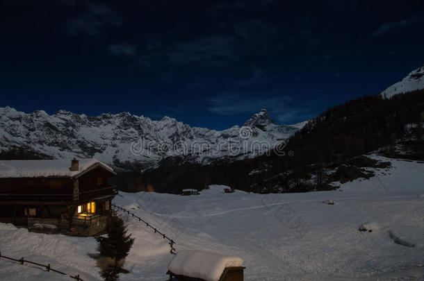 瑟维诺山在一个星光灿烂的冬夜