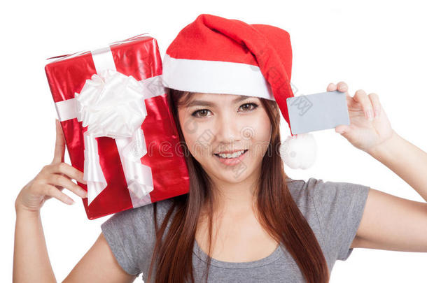 带圣诞帽的亚洲女孩拿着礼品盒展示卡片