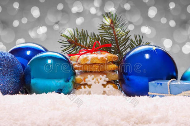 雪地上的<strong>蓝球</strong>和圣诞饼干。