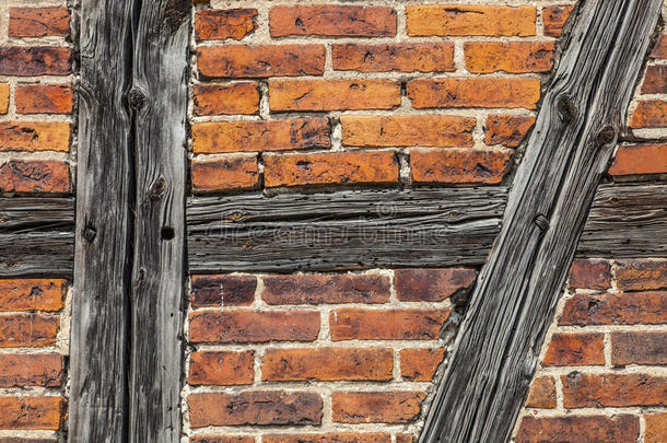 旧墙的砖块和木条