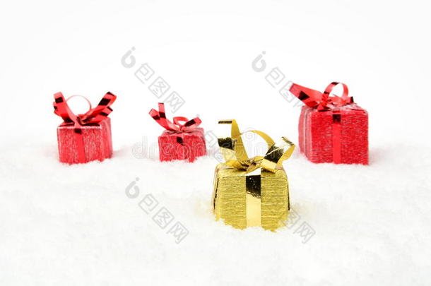 黄色圣诞礼物在雪地排队的人群中脱颖而出