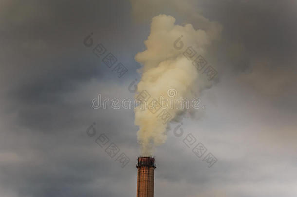 煤电厂烟雾缭绕的工业景观