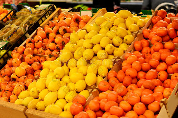 水果市场有各种新鲜水果和蔬菜。 超市