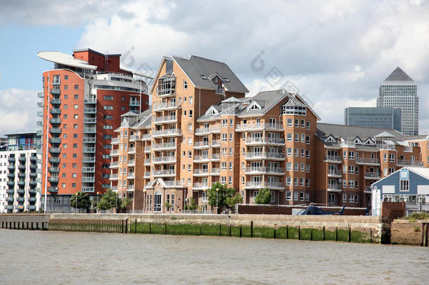 把伦敦泰晤士河的公寓改造成了仓库