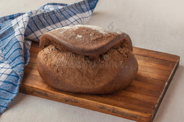 法国<strong>菜谱</strong>上的新鲜黑麦面包