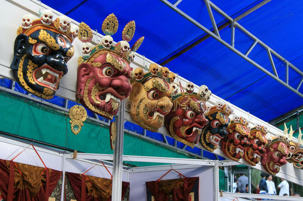 市场上出售魔鬼面具（不丹）