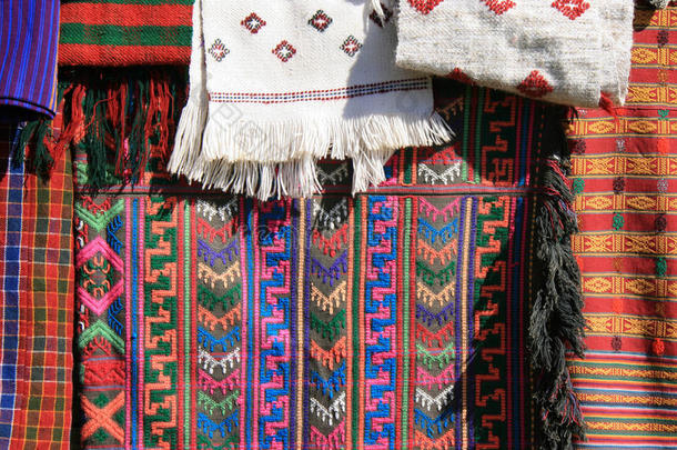 在一个村庄的市场上出售织物（不丹）