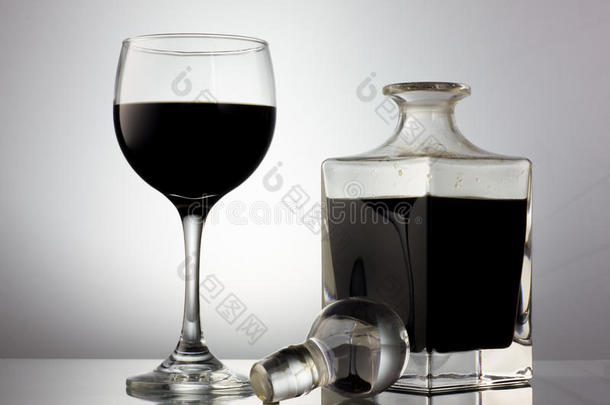 黑色酒杯和水晶酒杯