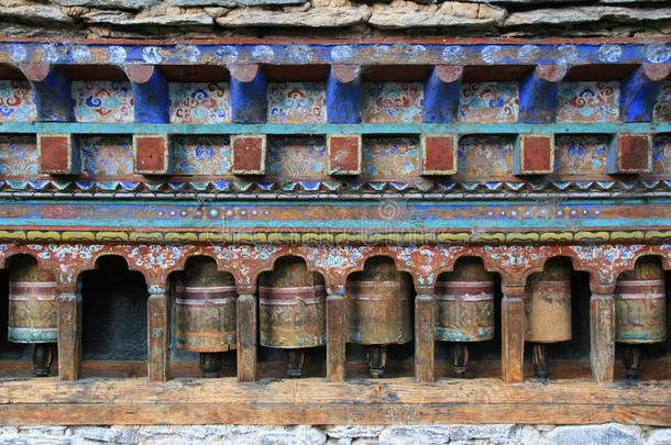 一座寺庙的庭院里安装了祈祷轮（不丹）