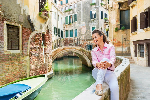 意大利威尼斯，<strong>坐</strong>在桥上的女人
