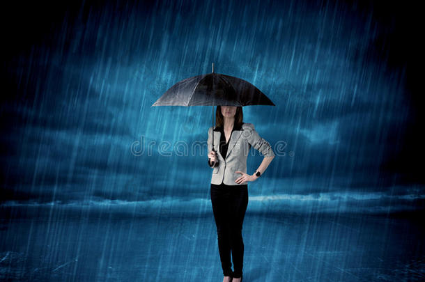 雨中<strong>撑伞</strong>的女商人