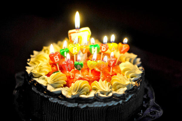 生日蛋糕上的派对蜡烛
