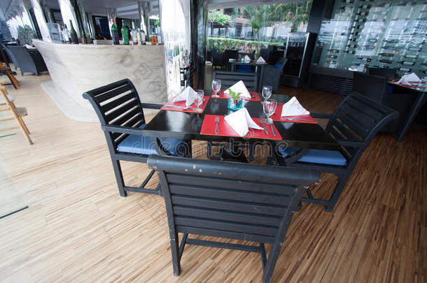 靠近河边的餐厅座位和桌子，餐厅内部。