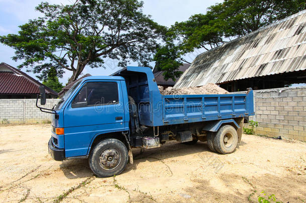 自卸汽车在建筑工地，卡车在建筑工地在陆地上