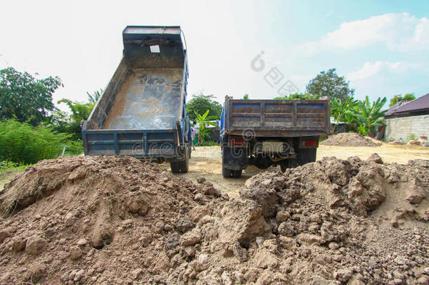 自卸汽车在建筑工地，卡车在建筑工地在陆地上