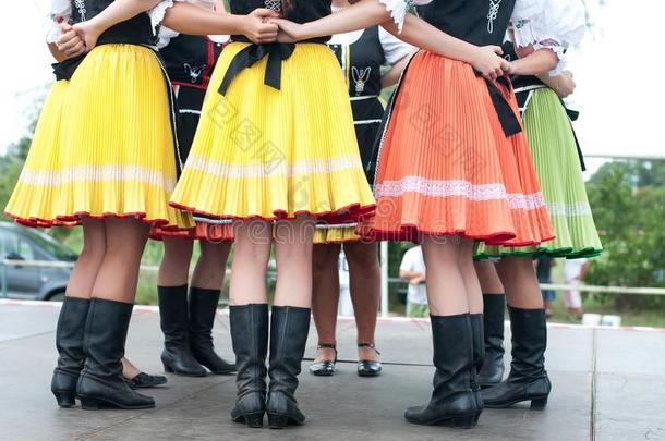 斯洛伐克民族舞蹈的片段与多彩的衣服