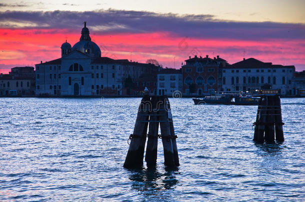 威尼斯大运河附近日出时的红色天空