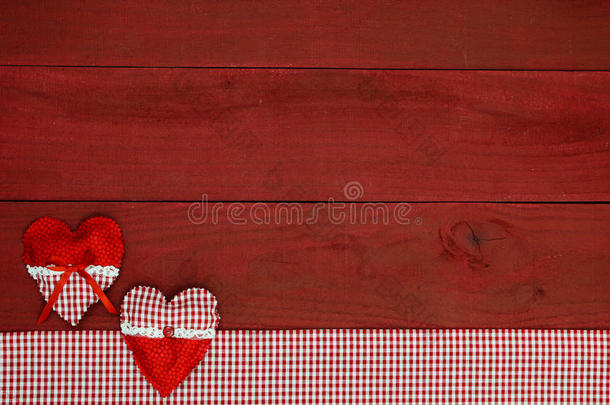 红心和红色方格布织物在古色古香的<strong>红木</strong>标牌上镶边