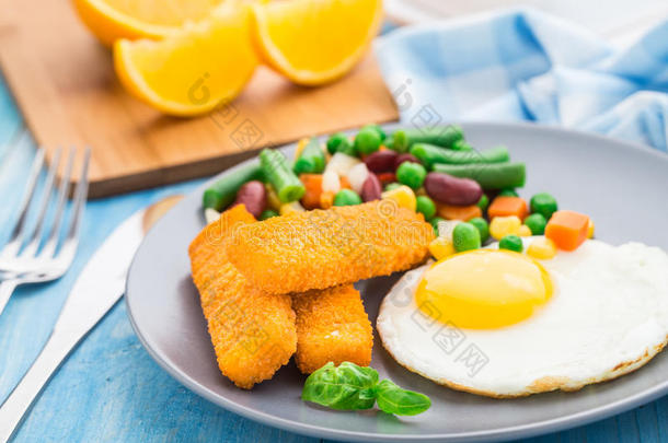 鱼片，煎蛋和蔬菜
