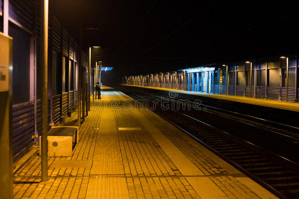 晚上空荡荡的火车站<strong>只有一个</strong>人在等着