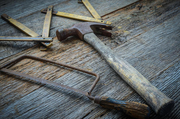 粗木上的锤子、锯子和卷尺