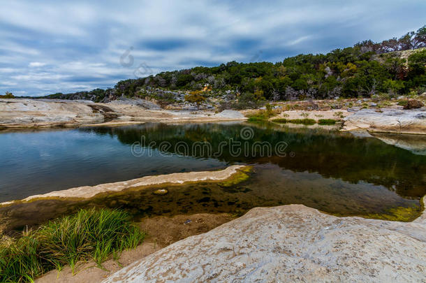 美丽的岩层雕刻光滑的水晶清澈的蓝绿色水域的佩德纳莱斯河在德克萨斯州。