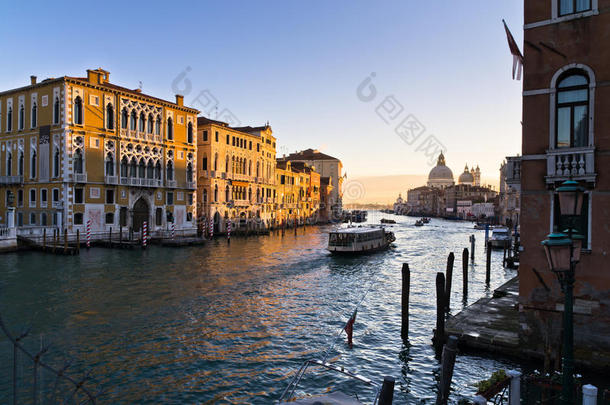威尼斯日出时，大运河与圣母玛利亚举行敬礼