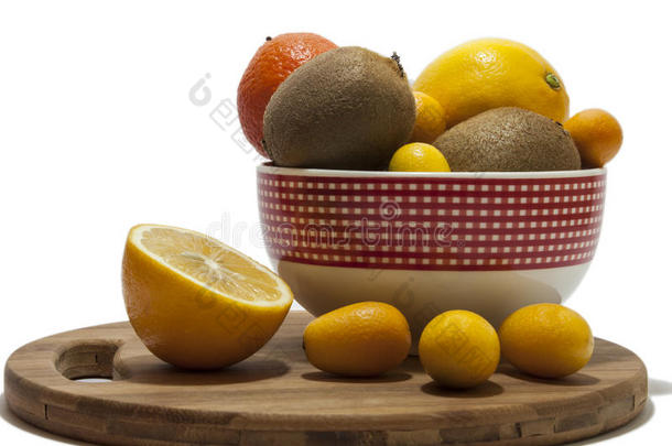 水果放在碗里和厨房板上