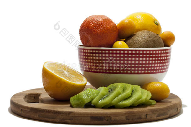 水果放在碗里和厨房板上