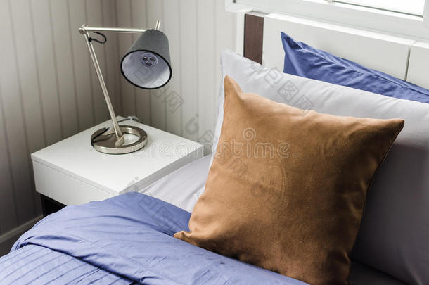 带灯的现代床上的棕色枕头