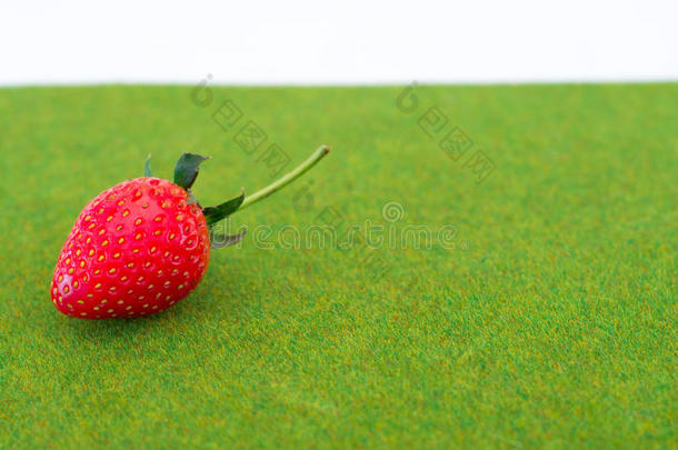 绿色草地<strong>背景上新</strong>鲜的红草莓。