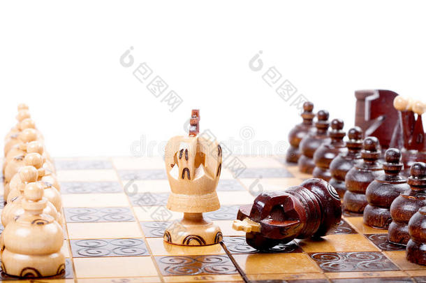 国际象棋游戏，两个国王之间的排名线，白色背景，空格为您的文字
