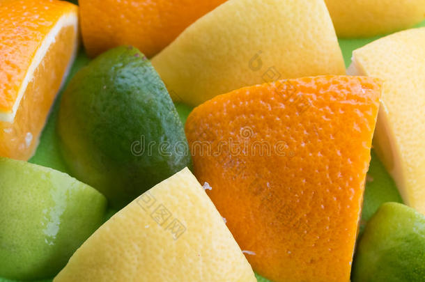 柑橘类水果呈橙色、绿色和热带